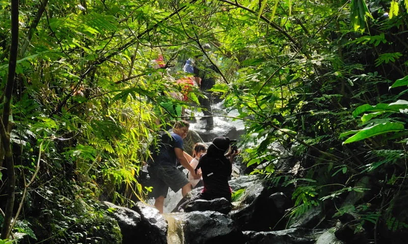 family trekking puncak