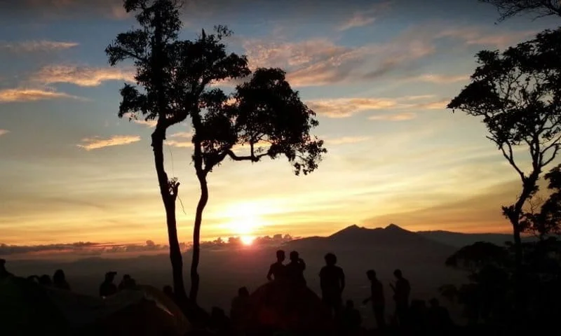 trekking puncak kencana